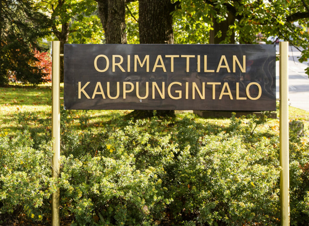 Orimattilan kaupungintalo -kyltti.