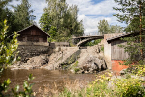 Tönnön sillan maisemaa, kuvassa virtaavaa vettä, vanha rakennus ja silta.
