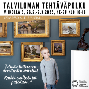 lapsi tutkii uteliaana veistosta taustallaan maalauksia.